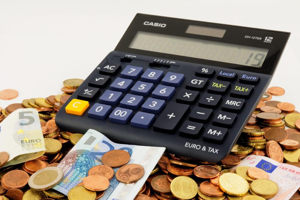 Bild mit Taschnerechner und etwas Geld im Hintergrund